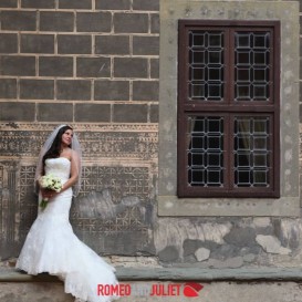 bride-with-iconic-backdrop
