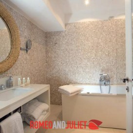 lovely-bathroom-with-jacuzzi