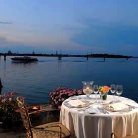 venice-island-table-for-2