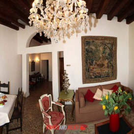 refined-venetian-apartment